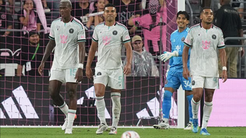 Sao Man Utd Casemiro đá phản lưới nhà trong trận đầu sát cánh Messi
