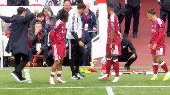 Liverpool chậm thay người rồi nhận bàn thua vì lỗi… kỹ thuật
