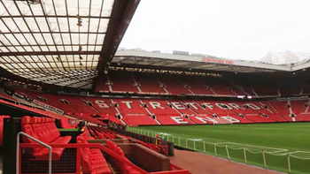 CĐV Man Utd phát cáu vì phải ‘nghe mưa’ giữa lúc sốt ruột chờ tin chuyển nhượng