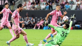 Bình luận viên chóng mặt khi Messi vượt qua 3 hậu vệ để ghi bàn