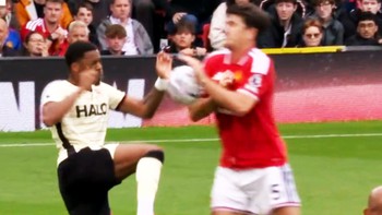 Maguire chạm tay, Man Utd vẫn có bàn: Vì sao?