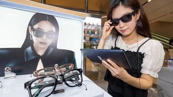 YouTuber dùng kính AI làm bài thi đại học 18 phút được 96 điểm