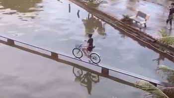 Cô gái khiến nhiều người trầm trồ với skill chạy xe đạp thăng bằng