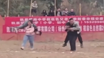 'Giàu vì bạn, sang vì vợ' là đây!