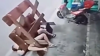 Hai thanh niên ngã chổng vó vì ngồi bàn liền ghế sai cách