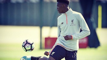 Sao cũ Liverpool đăng video những pha bóng hay của mình lên mạng xã hội để tìm việc
