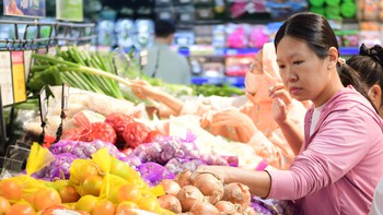 Kiềm giá xăng dầu để 'ghìm cương' giá cả cuối năm