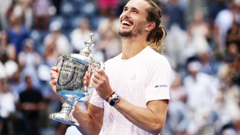 Khoảnh khắc Zverev nâng cúp, nhớ mẹ lấy nước mắt khán giả US Open