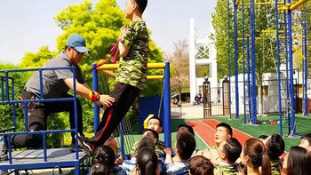 'Xỉu ngang' khi nhân viên quán trà sữa được đào tạo kiểu... quân đội