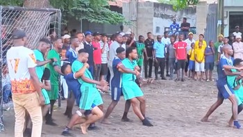 Đá bóng mà cứ tưởng như giải đấu vật 5vs5