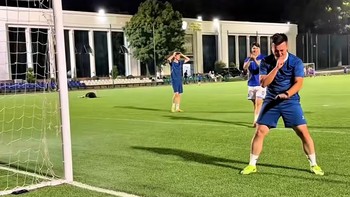 Chàng trai ăn mừng hụt vì quá tin tưởng vào đồng đội