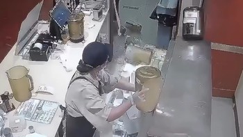 Cô gái đứng hình vì tủ pha chế bỗng dưng bị ngã