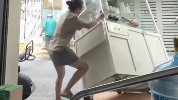 Chủ quán ngẩn ngơ vì vừa mở cửa đã phải dọn hàng sớm