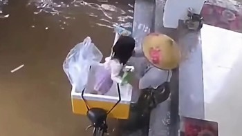 Khoảnh khắc hài hước khi bà đưa cháu đi chạy lũ