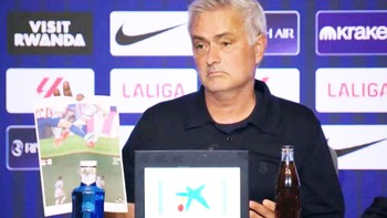 Mourinho dùng cách đặc biệt để chỉ trích trọng tài
