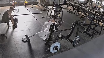 Chàng trai gặp sự cố khó đỡ khi tập gym