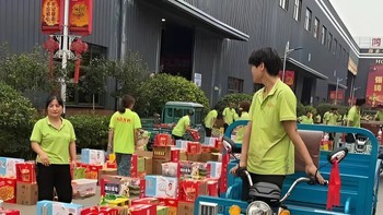 Nhân viên phải dùng xe ba gác chở quà Trung thu về