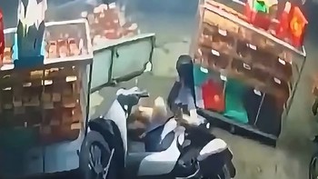 Cô gái ngẩn ngơ vì gặp kiếp khi bán bánh Trung thu