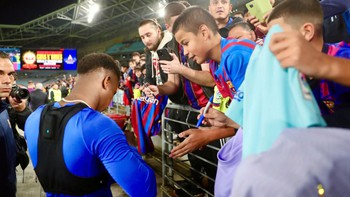 Cầu thủ Barca bít đường 'làm ăn’ của người săn chữ ký để bán lại