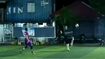 Thủ môn ngả người móc bóng phản lưới nhà siêu ngầu