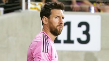 Messi lại 'vẽ' siêu phẩm từ góc không tưởng