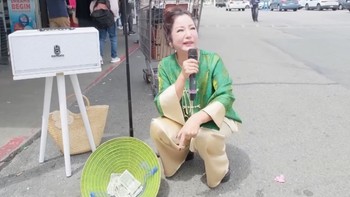 Danh hài Thúy Nga ôm loa hát rong giữa chợ tại Mỹ gây chú ý