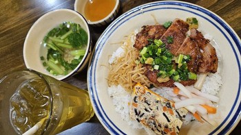 Rưới mỡ hành lên cơm tấm hay miếng sườn?