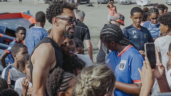 Người hùng World Cup mệt mỏi vì… nổi tiếng