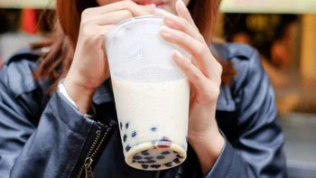 Vì sao dân văn phòng cứ xế là 'cái mỏ giựt giựt' muốn uống... trà sữa?