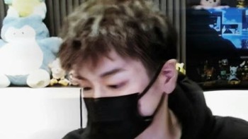 Nhận 'kèo' cởi khẩu trang, nam streamer giảm 30kg rồi lộ mặt