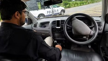 Đang demo tính năng tự lái, chiếc xe tự thêm 'plot twist' vào bài thuyết trình