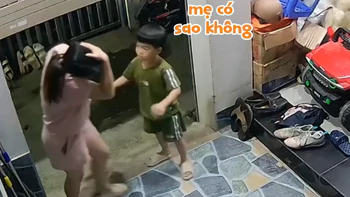Mẹ đụng đầu vào cửa cuốn, phản ứng của con trai gây bão mạng