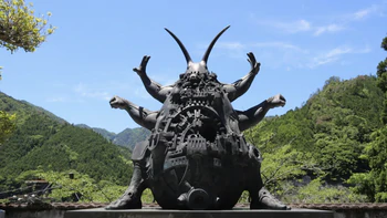 Tượng gián khổng lồ hút khách, lý do phía sau mới đáng nói