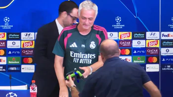 Mourinho nhận quà lạ từ chuyện của 16 năm trước