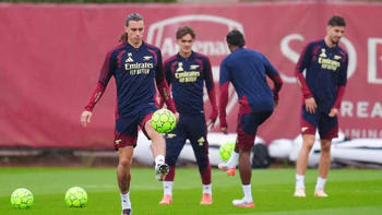 Arsenal đến Ý trễ vì sự cố hàng không trước Champions League