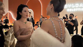 Lưu Diệc Phi tay bắt mặt mừng với Hồ Ngọc Hà trước khi 'cắt ảnh': Xã giao hay luật chơi triệu đô?