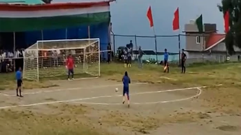 Cầu thủ chạy đà gần giữa sân rồi sút hỏng penalty