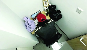 Trả tiền thuê chỗ "giả đò làm việc"