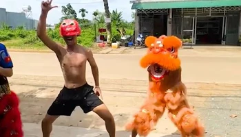 Ảnh vui 8-10: Chơi Trung thu nhưng chỉ đủ tiền mua nửa bộ lân