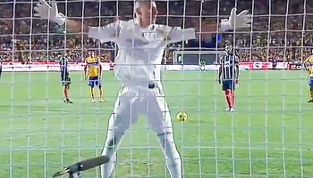Quay lưng bắt phạt đền cà khịa Sergio Ramos, thủ môn bị ‘phản dame’