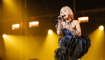Fan vỡ oà với loạt khoảnh khắc 'sít rịt' trong mini concert của Han Sara