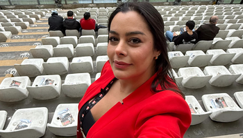 Fan ngỡ ngàng người mẫu Playboy Larissa Riquelme làm bình luận viên bóng đá