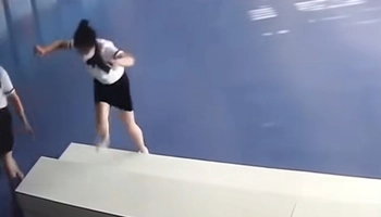Nữ nhân viên 'vồ ếch' vì đi bộ không tập trung nhìn đường