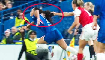 Kỳ lạ: Cầu thủ nữ Arsenal kéo tóc đối thủ, HLV Chelsea bị thẻ đỏ