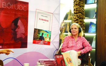 Nhà văn Pháp Camille Laurens: tiểu thuyết là hành trình tìm kiếm sự thật