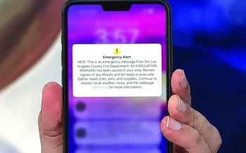 Giữa tiếng còi cảnh báo và bước chân rời khỏi nhà
