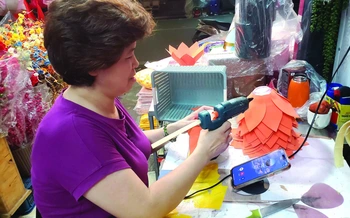 Thị trường đèn hoa đăng: Nhựa, giấy và xốp thống trị