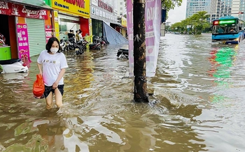 'Cắt cơn' ngập nặng ở Hà Nội