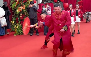 Hai thanh niên nhảy cực cuốn trên nền nhạc sôi động
