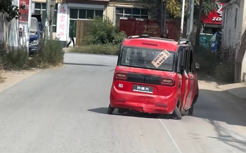 Ô tô chạy kiểu lê lết trên đường